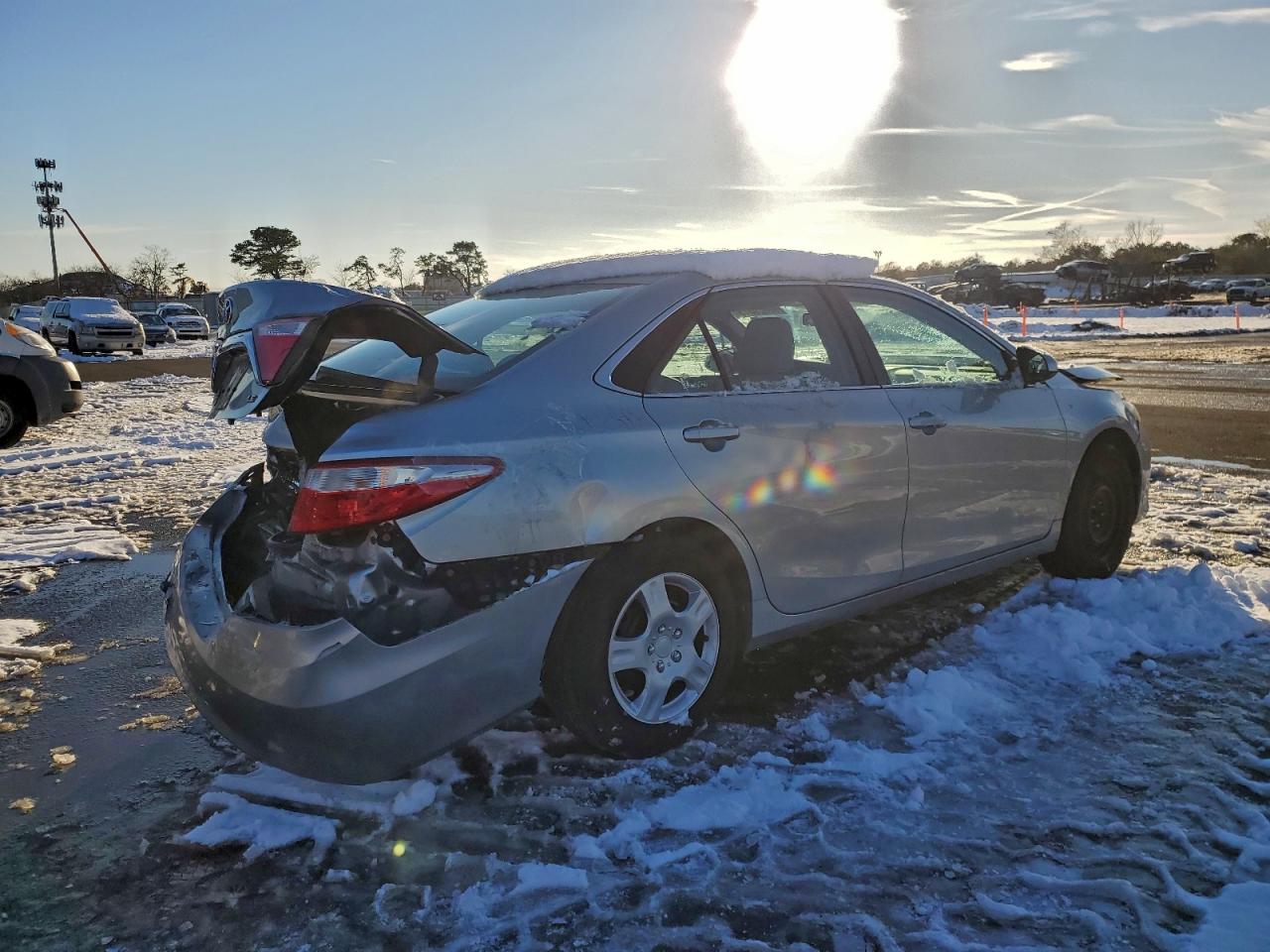2016 TOYOTA CAMRY LE photo 3