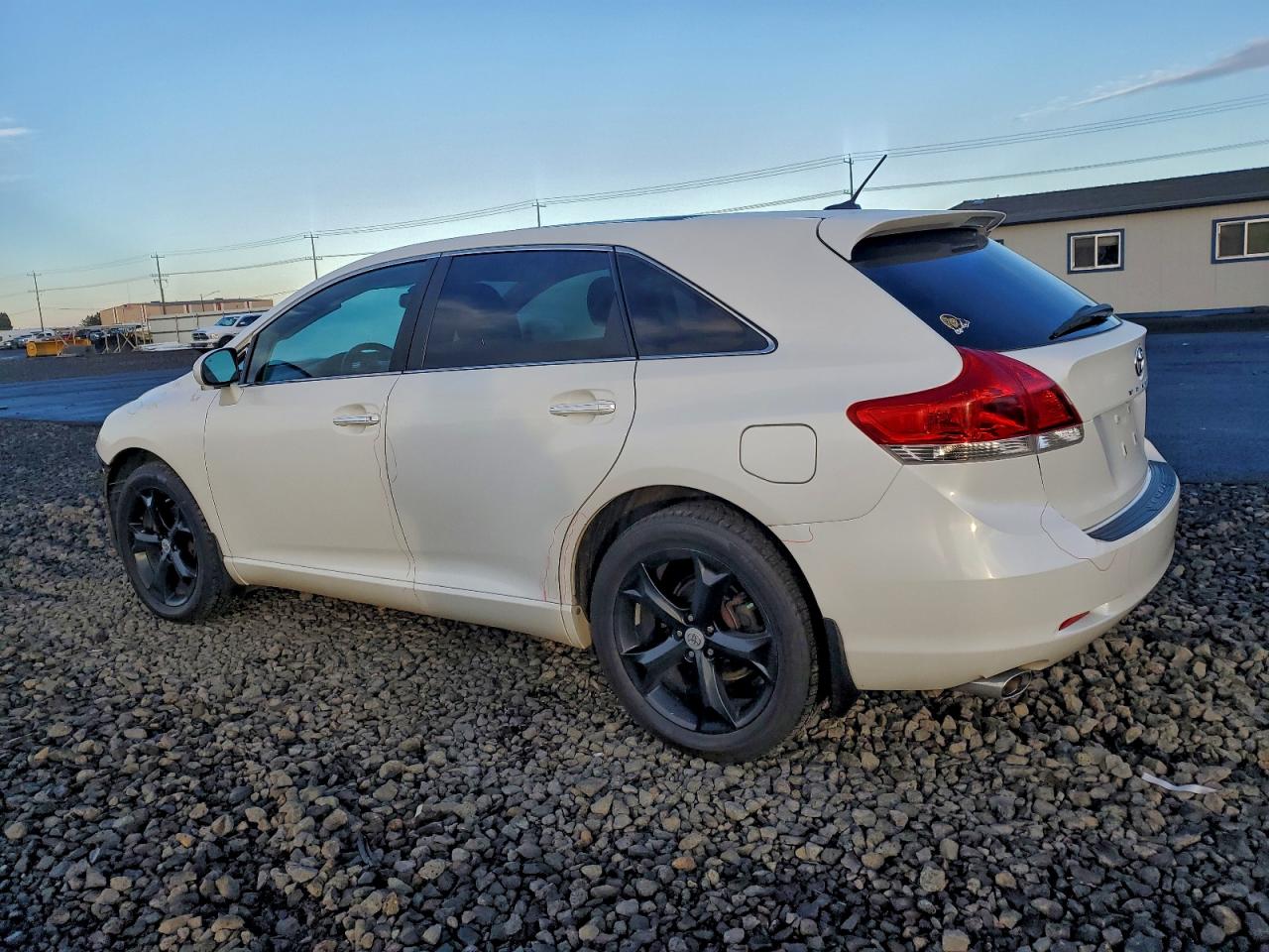 2010 TOYOTA VENZA photo 2