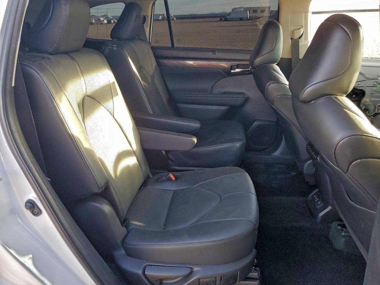 2024 TOYOTA HIGHLANDER LE photo 11