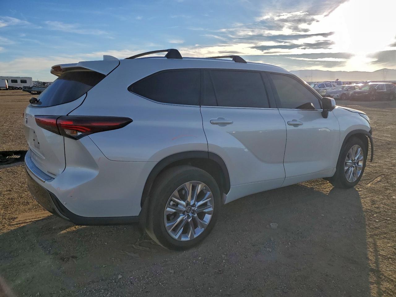 2024 TOYOTA HIGHLANDER LE photo 3