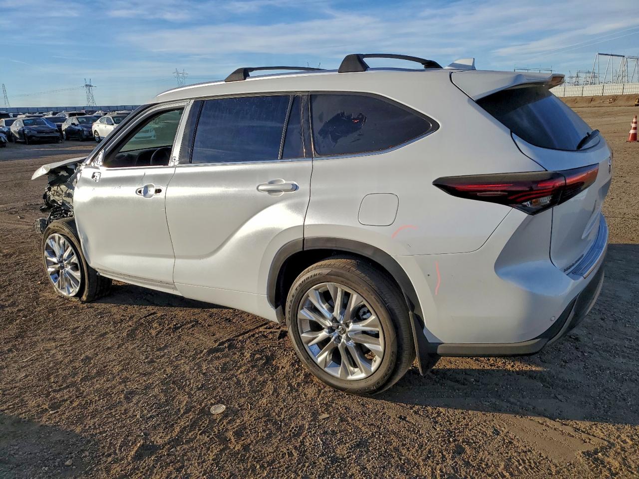 2024 TOYOTA HIGHLANDER LE photo 2