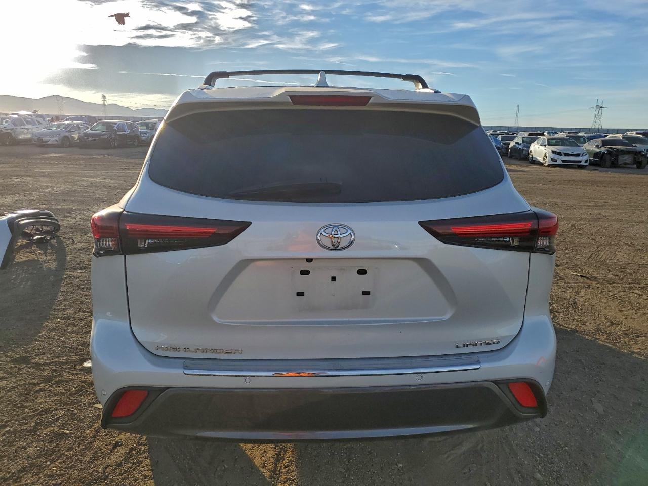 2024 TOYOTA HIGHLANDER LE photo 6
