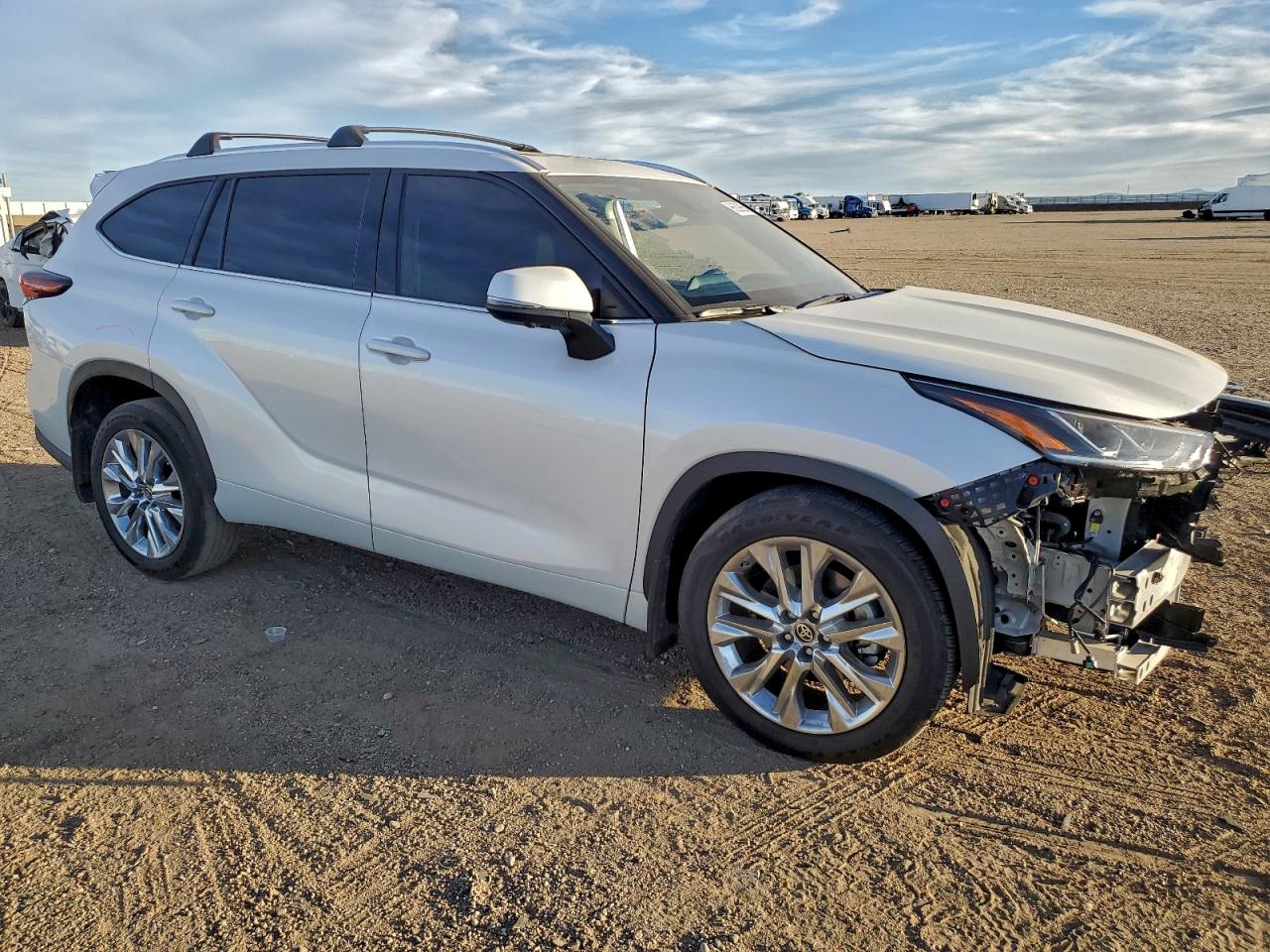 2024 TOYOTA HIGHLANDER LE photo 4