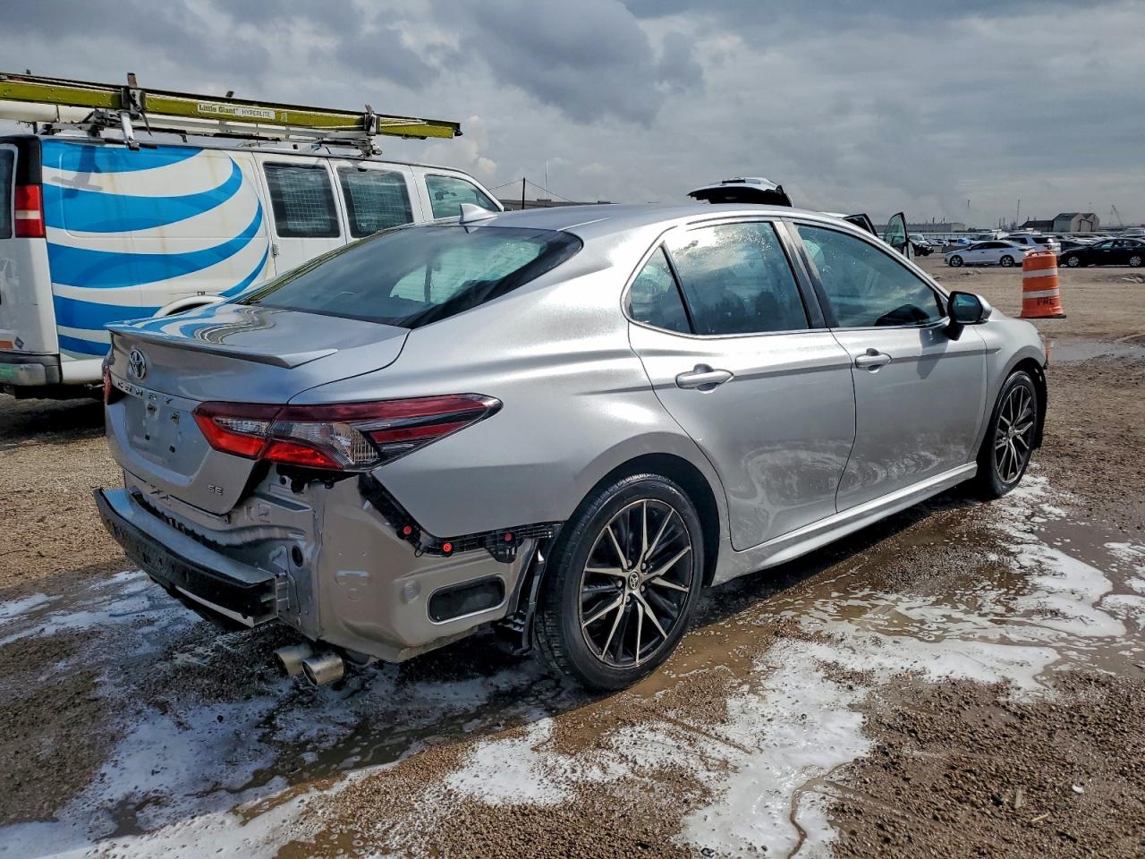 2022 TOYOTA CAMRY SE photo 3
