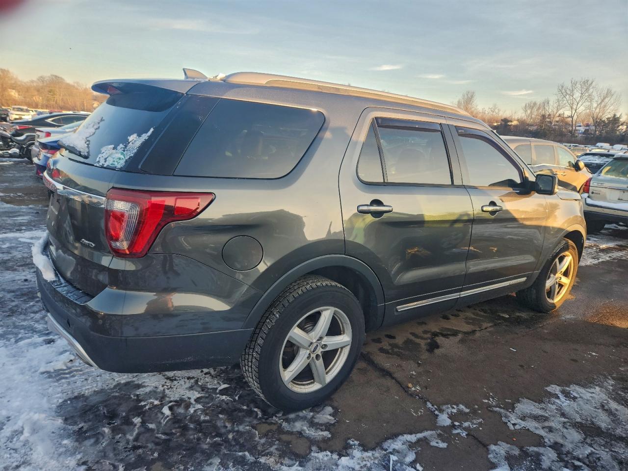 2017 FORD EXPLORER XLT photo 3
