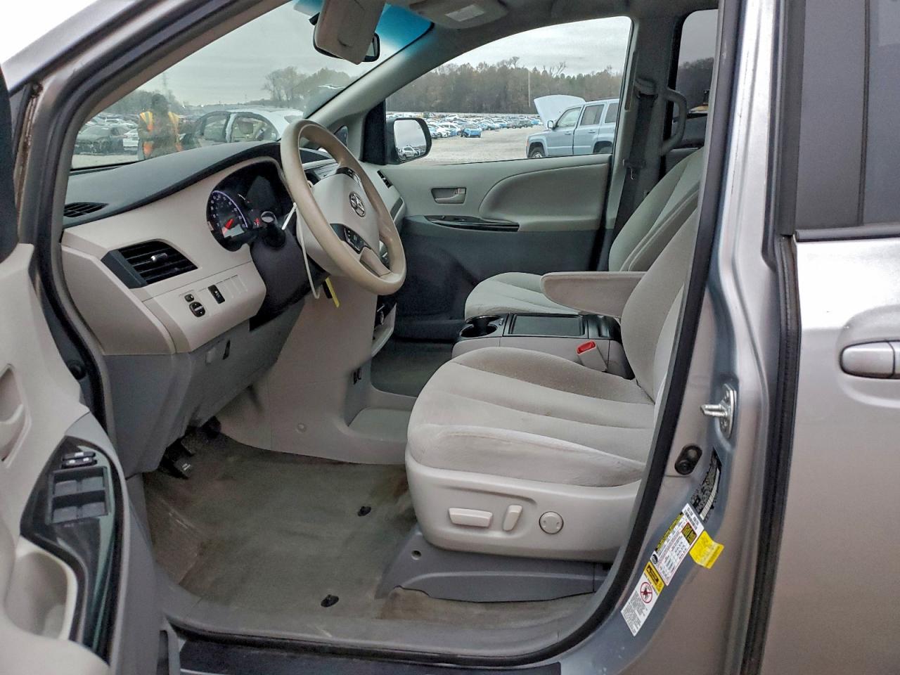 2014 TOYOTA SIENNA LE photo 7