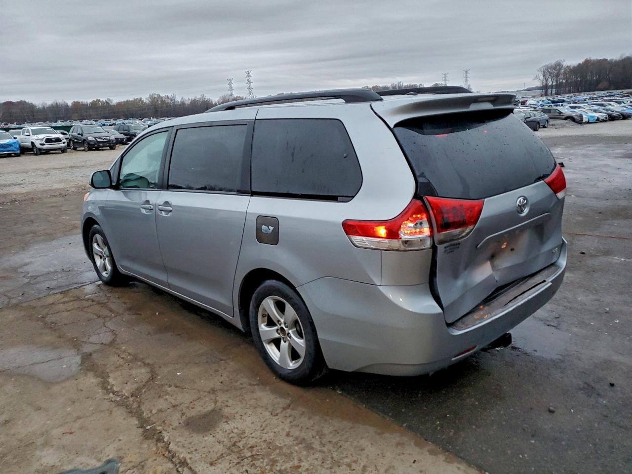 2014 TOYOTA SIENNA LE photo 2
