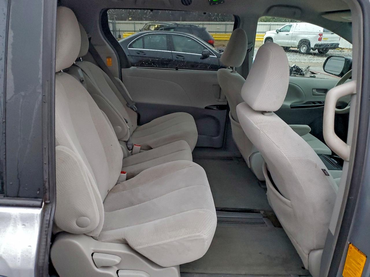 2014 TOYOTA SIENNA LE photo 11