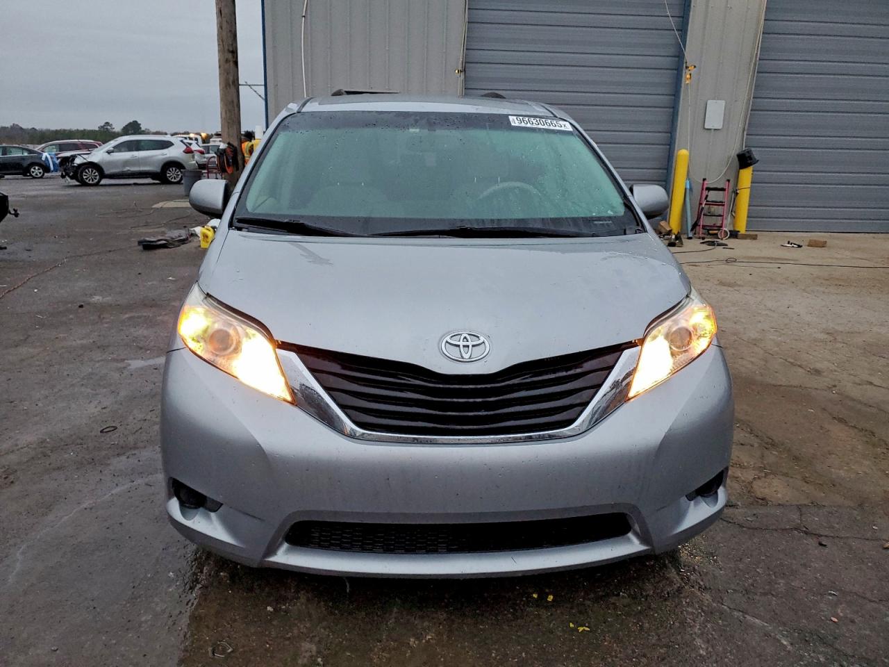 2014 TOYOTA SIENNA LE photo 5