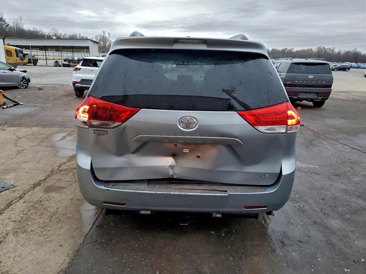 2014 TOYOTA SIENNA LE photo 6