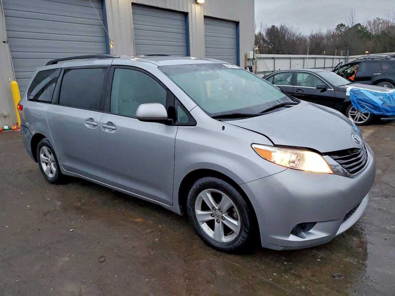 2014 TOYOTA SIENNA LE photo 4