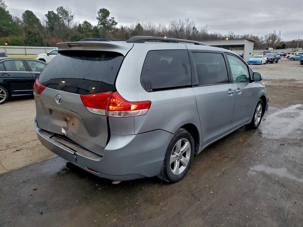 2014 TOYOTA SIENNA LE photo 3