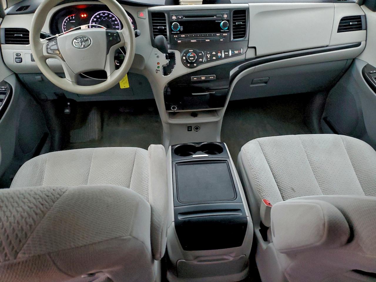2014 TOYOTA SIENNA LE photo 8