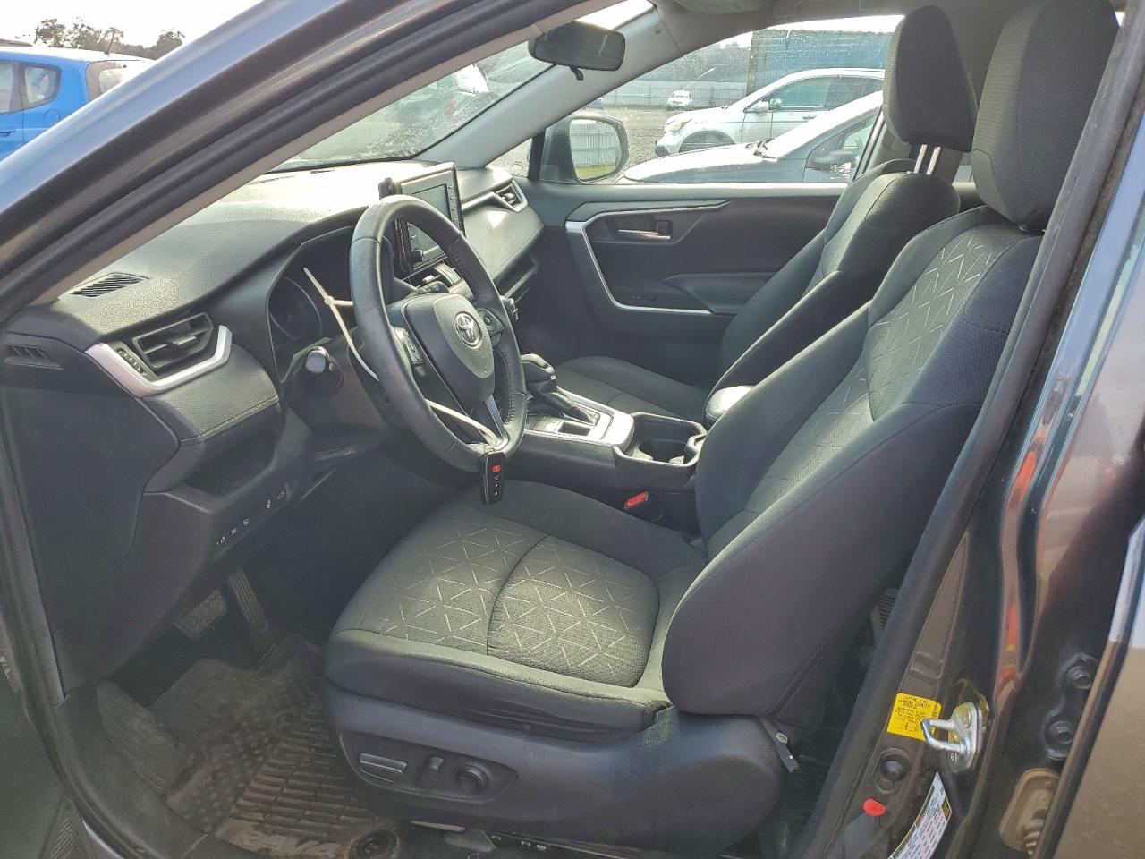 2021 TOYOTA RAV4 XLE photo 7