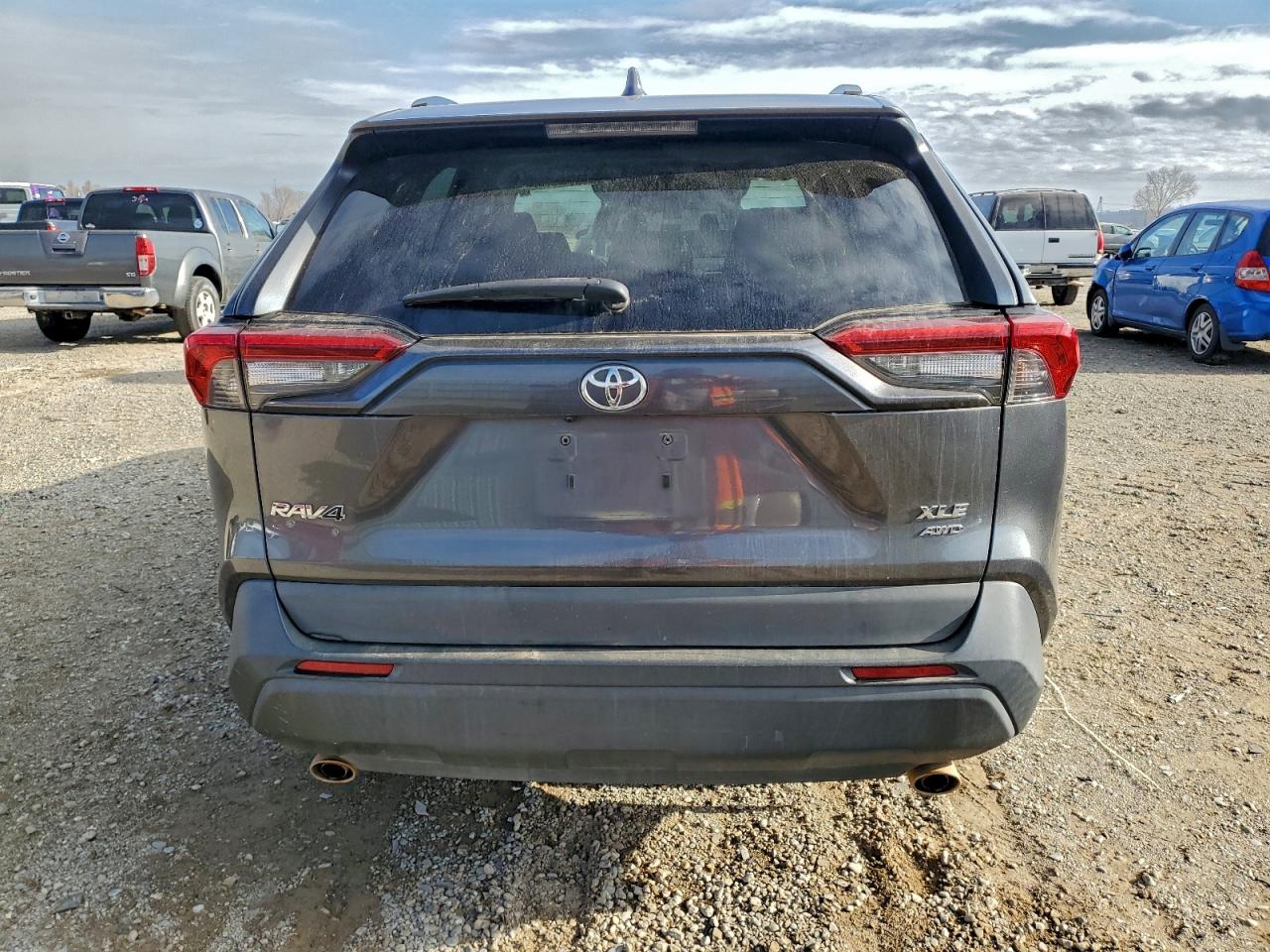 2021 TOYOTA RAV4 XLE photo 6