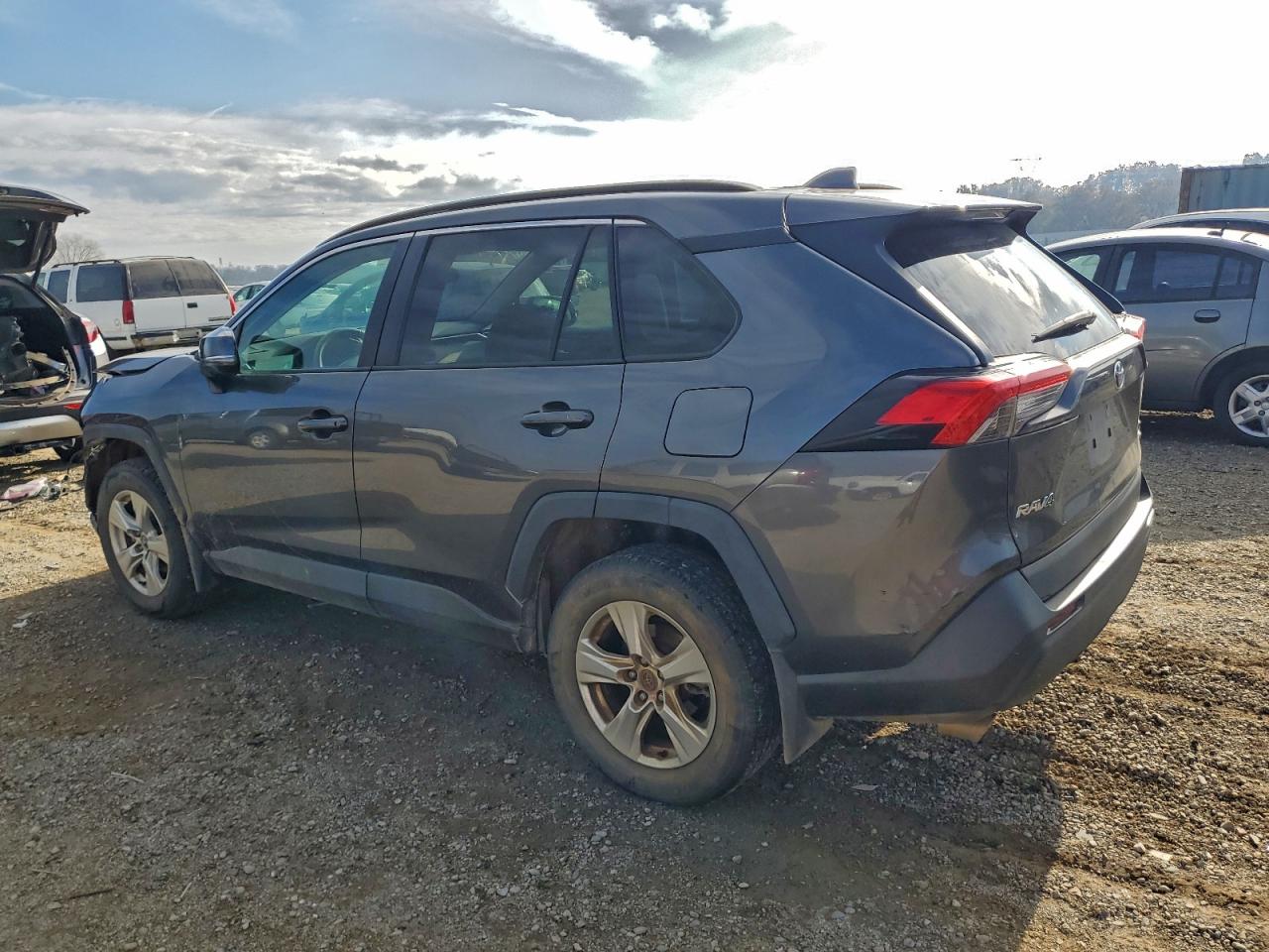 2021 TOYOTA RAV4 XLE photo 2