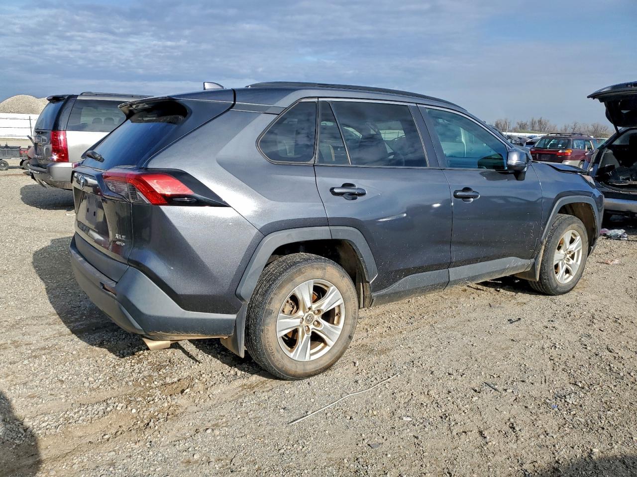 2021 TOYOTA RAV4 XLE photo 3