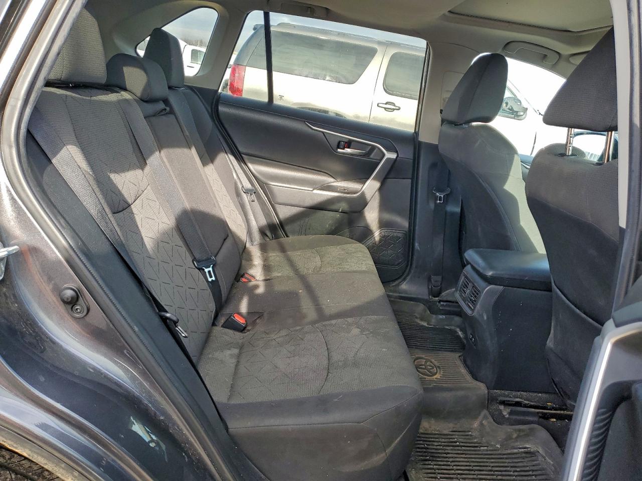 2021 TOYOTA RAV4 XLE photo 10