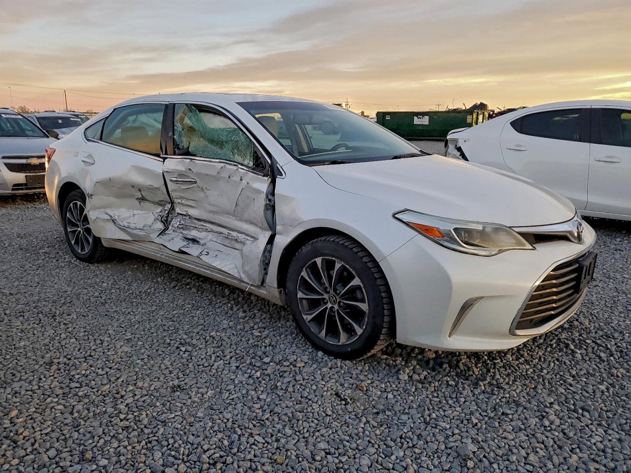 2016 TOYOTA AVALON XLE photo 4