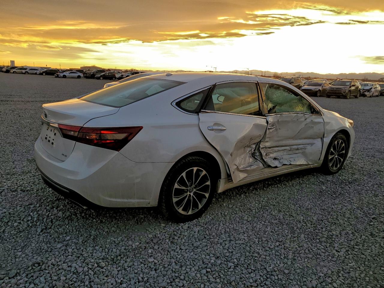 2016 TOYOTA AVALON XLE photo 3