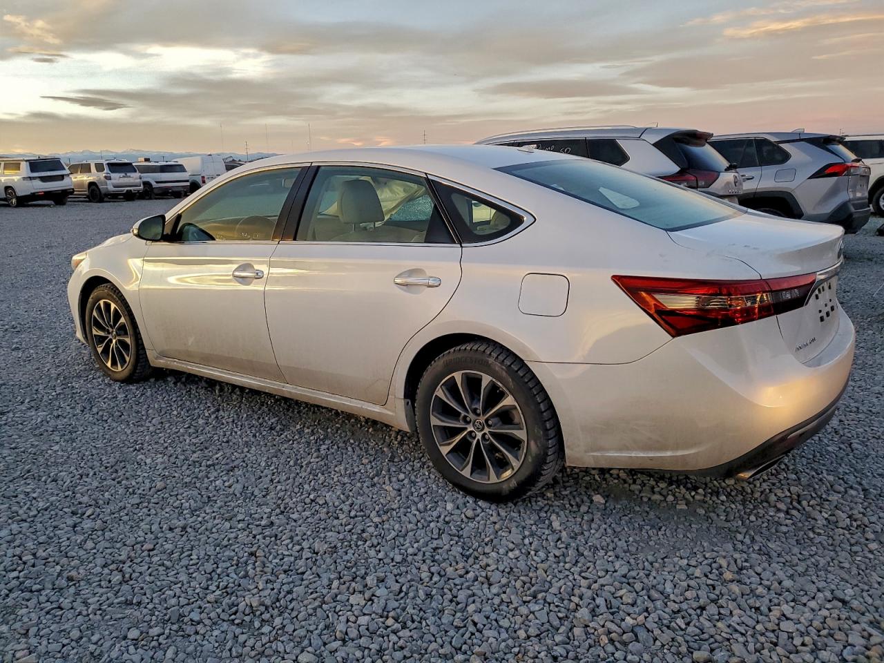 2016 TOYOTA AVALON XLE photo 2