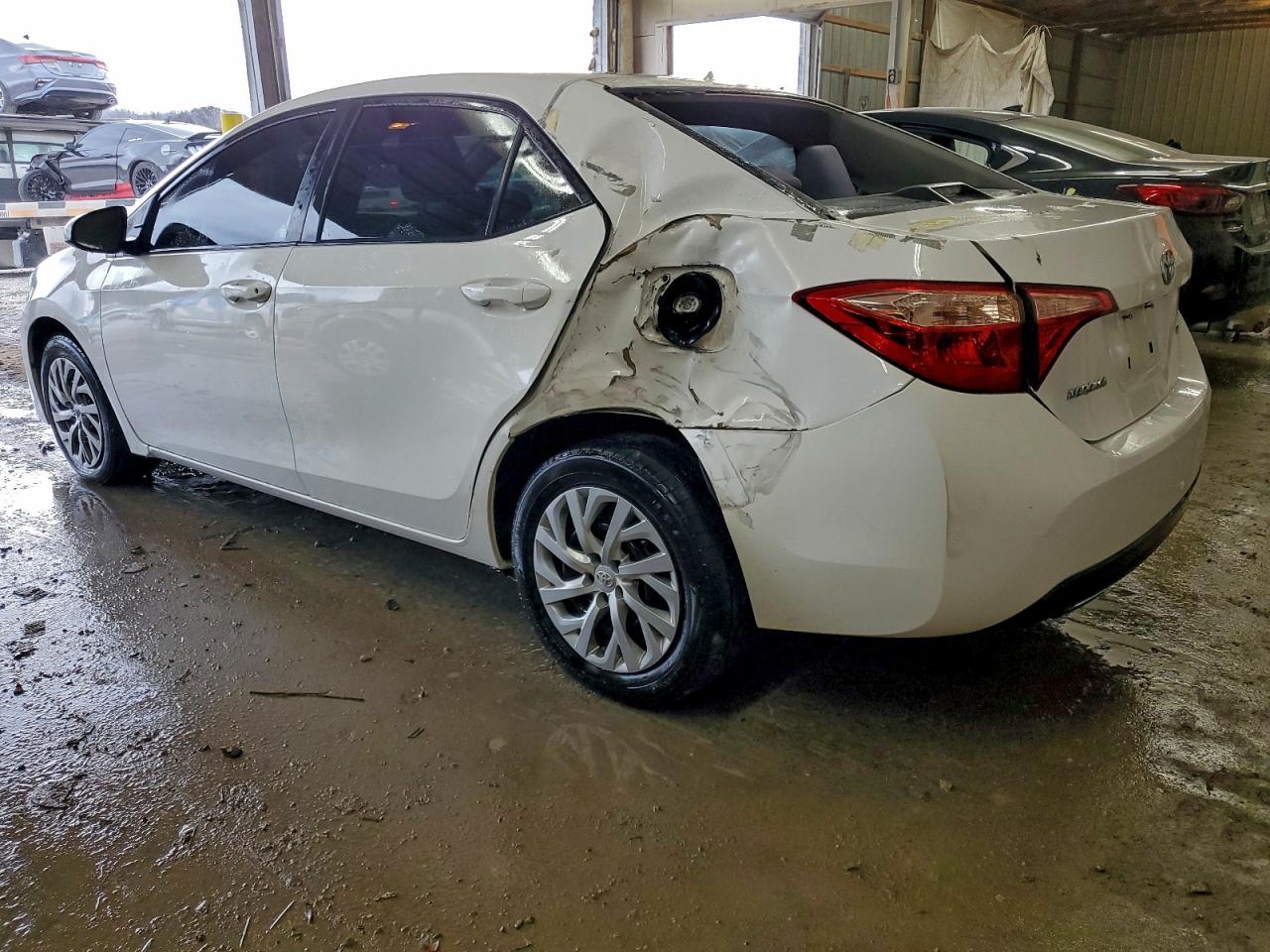 2018 TOYOTA COROLLA LE photo 2