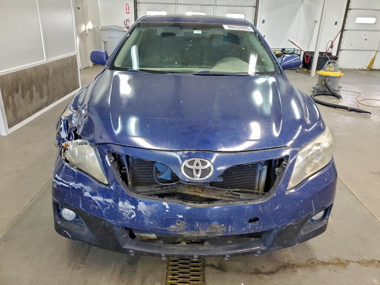 2011 TOYOTA CAMRY BASE photo 5