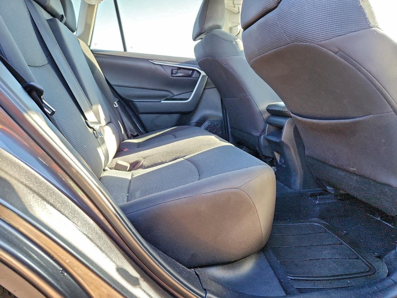 2021 TOYOTA RAV4 LE photo 11