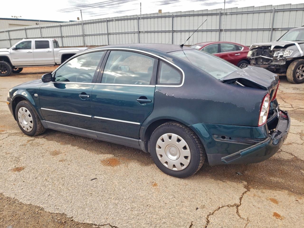 2002 VOLKSWAGEN PASSAT GLS photo 2