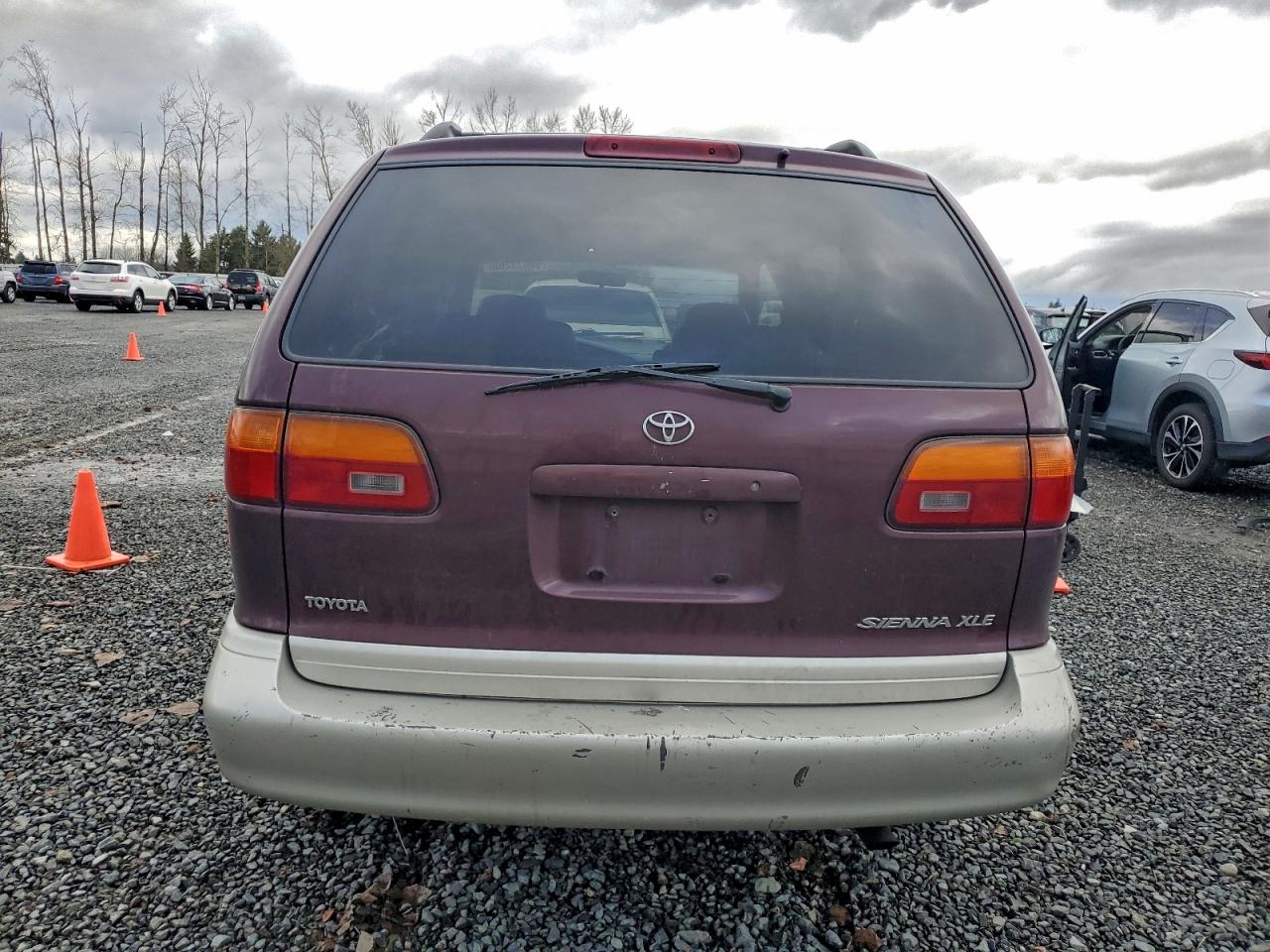 1998 TOYOTA SIENNA LE photo 6