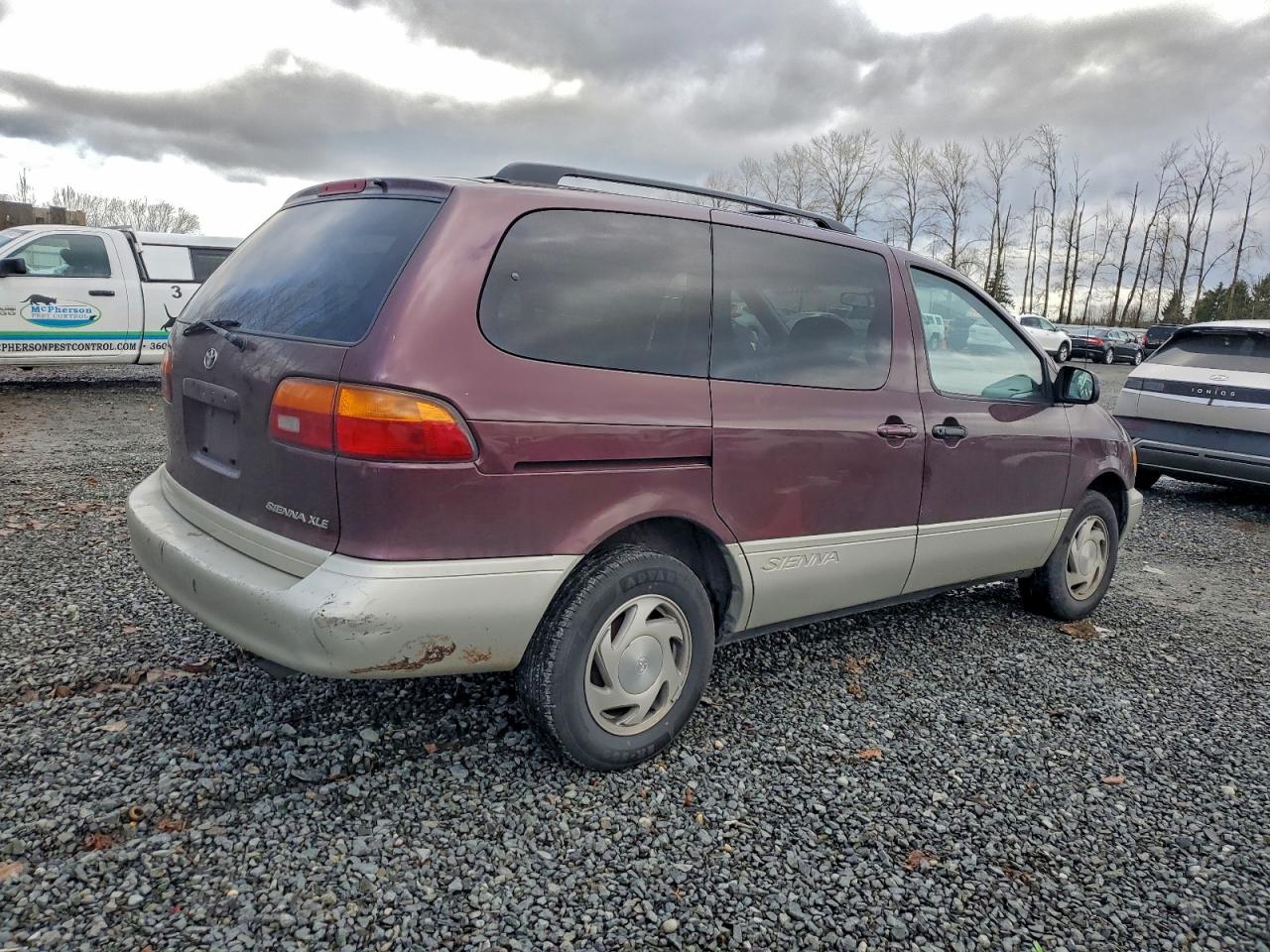 1998 TOYOTA SIENNA LE photo 3