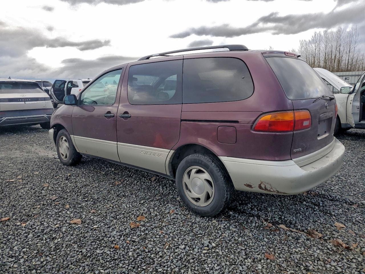 1998 TOYOTA SIENNA LE photo 2