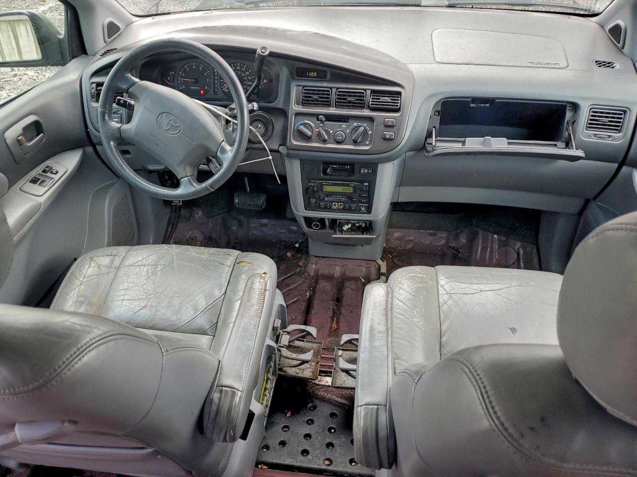 1998 TOYOTA SIENNA LE photo 8
