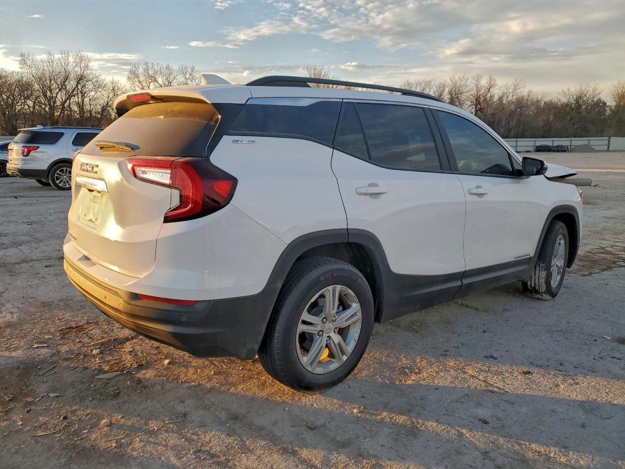 2024 GMC TERRAIN SLE photo 3