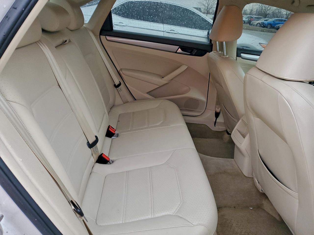 2015 VOLKSWAGEN PASSAT S photo 10
