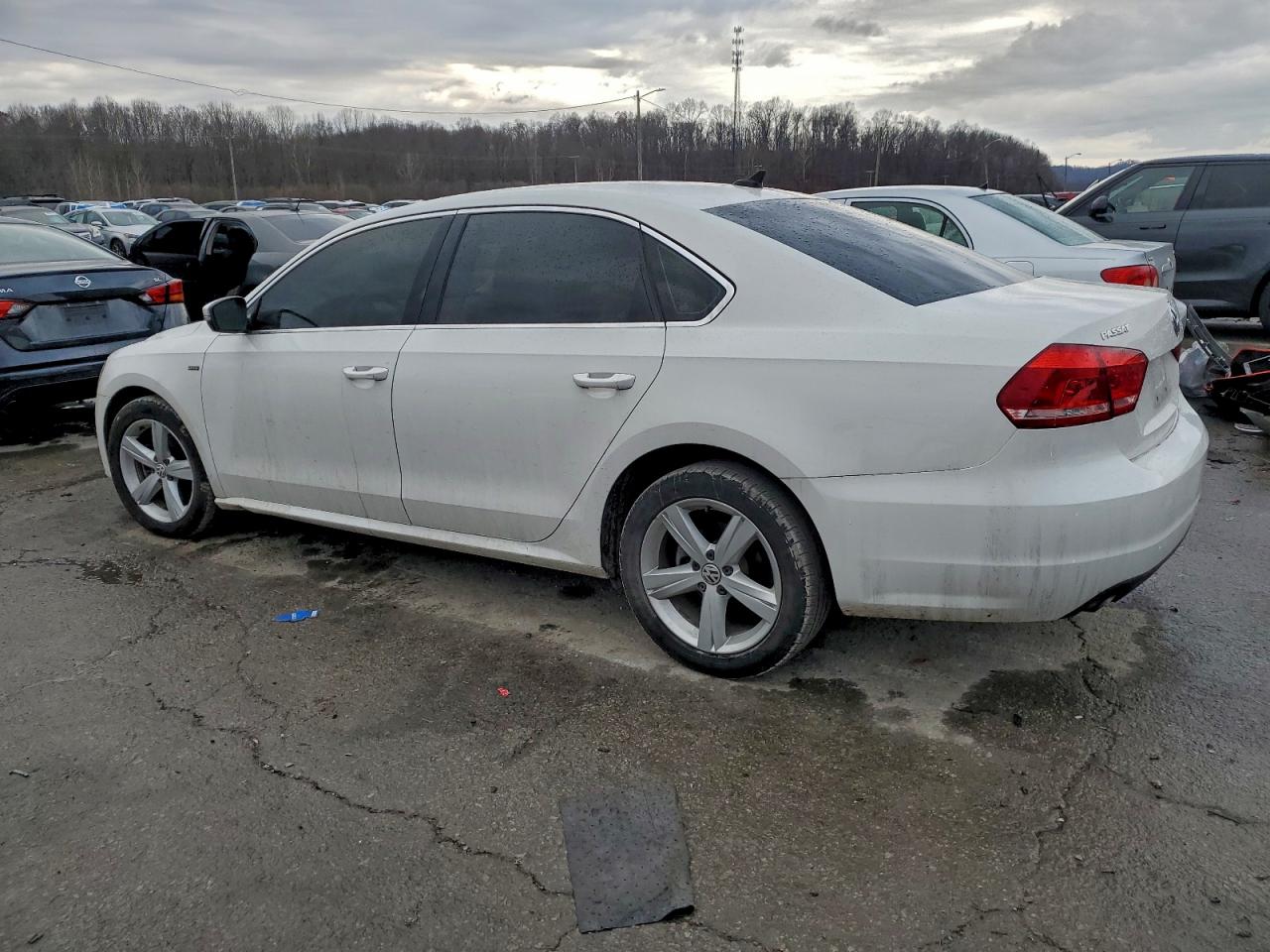 2015 VOLKSWAGEN PASSAT S photo 2