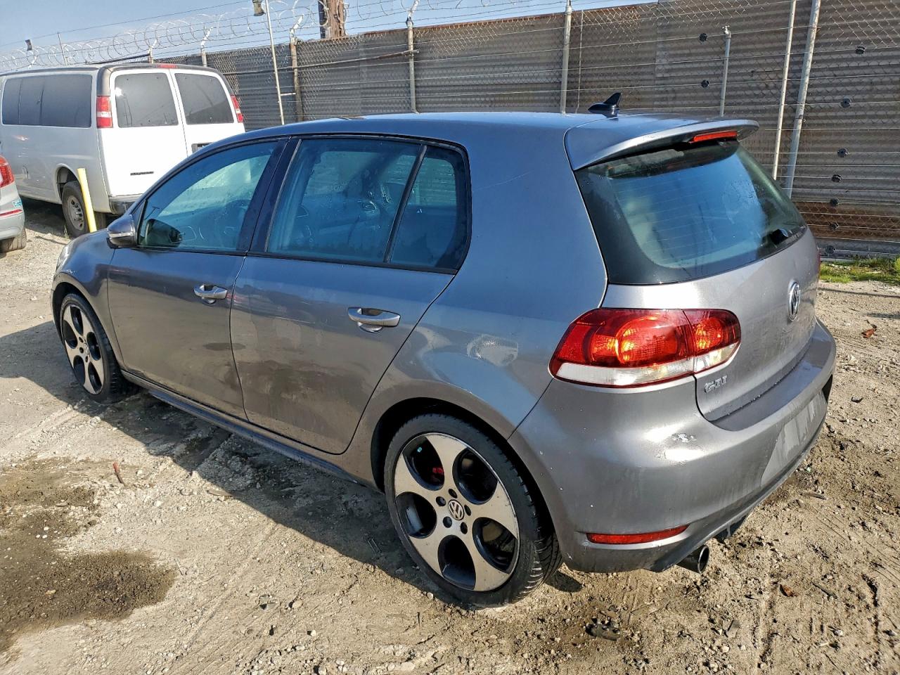 2011 VOLKSWAGEN GTI photo 2