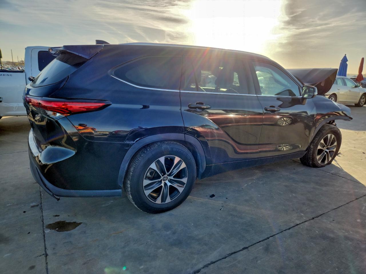 2020 TOYOTA HIGHLANDER XLE photo 3