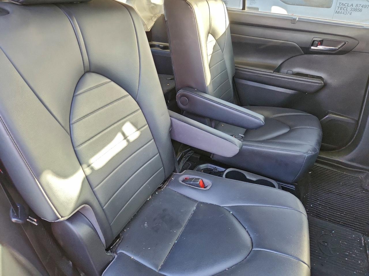2020 TOYOTA HIGHLANDER XLE photo 10