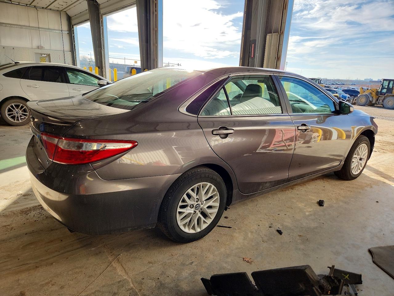 2016 TOYOTA CAMRY LE photo 3