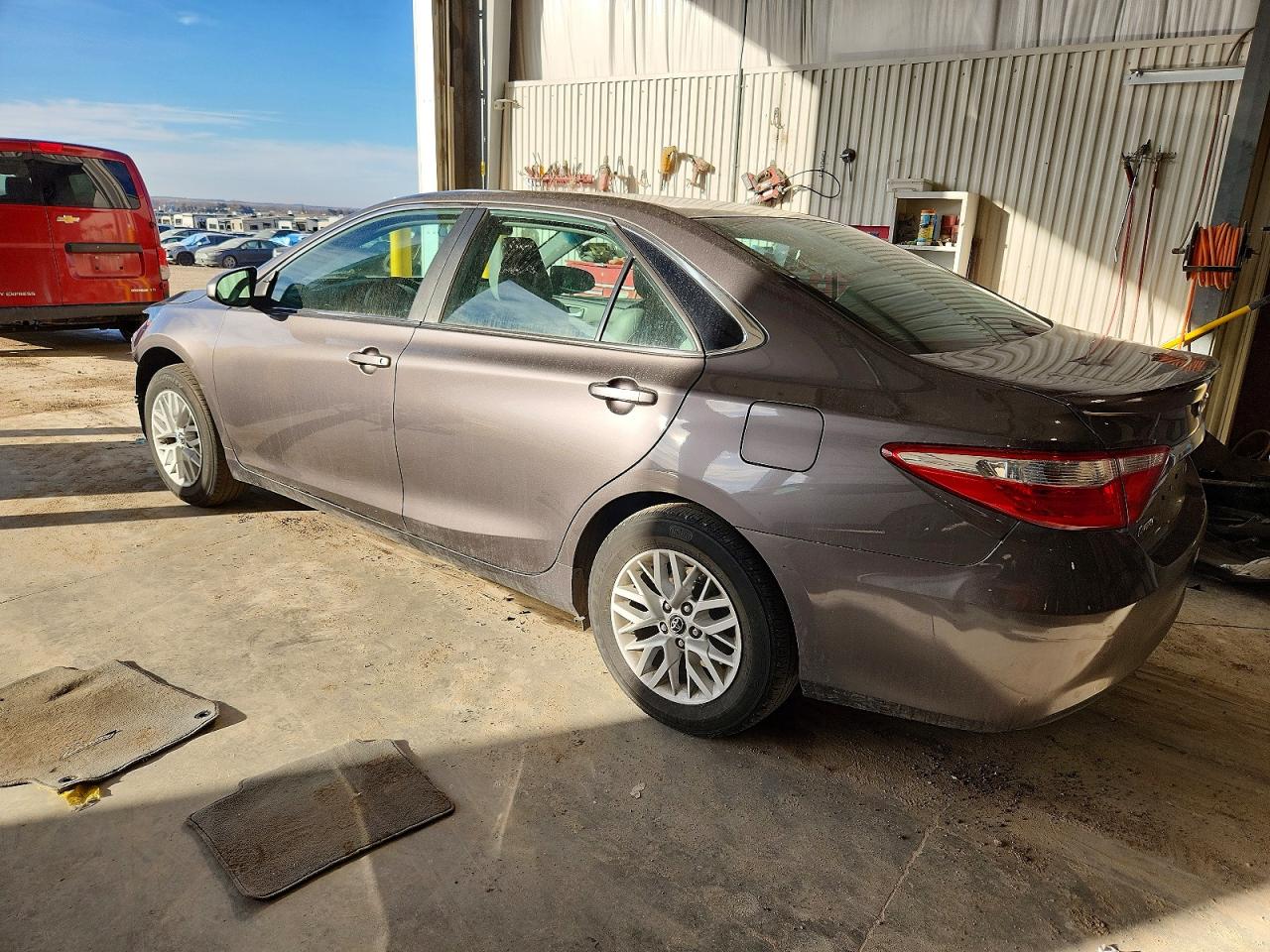 2016 TOYOTA CAMRY LE photo 2