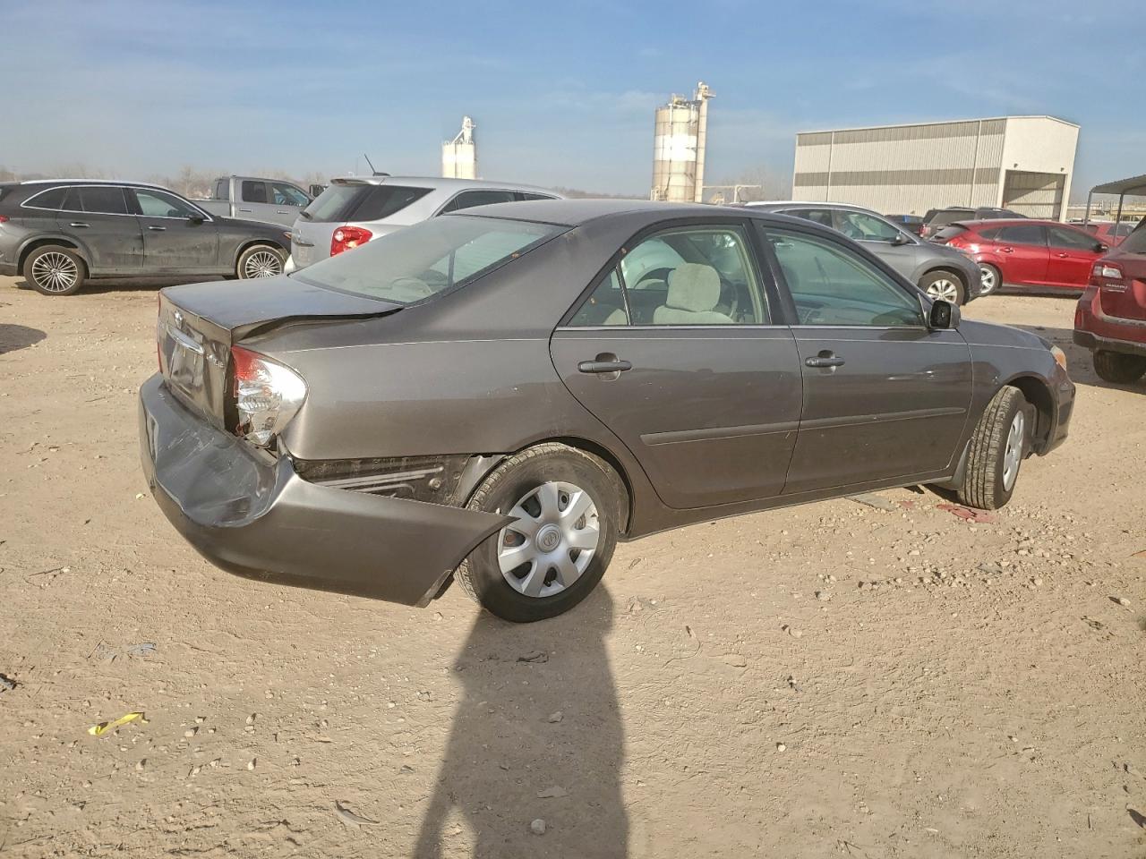 2004 TOYOTA CAMRY LE photo 3