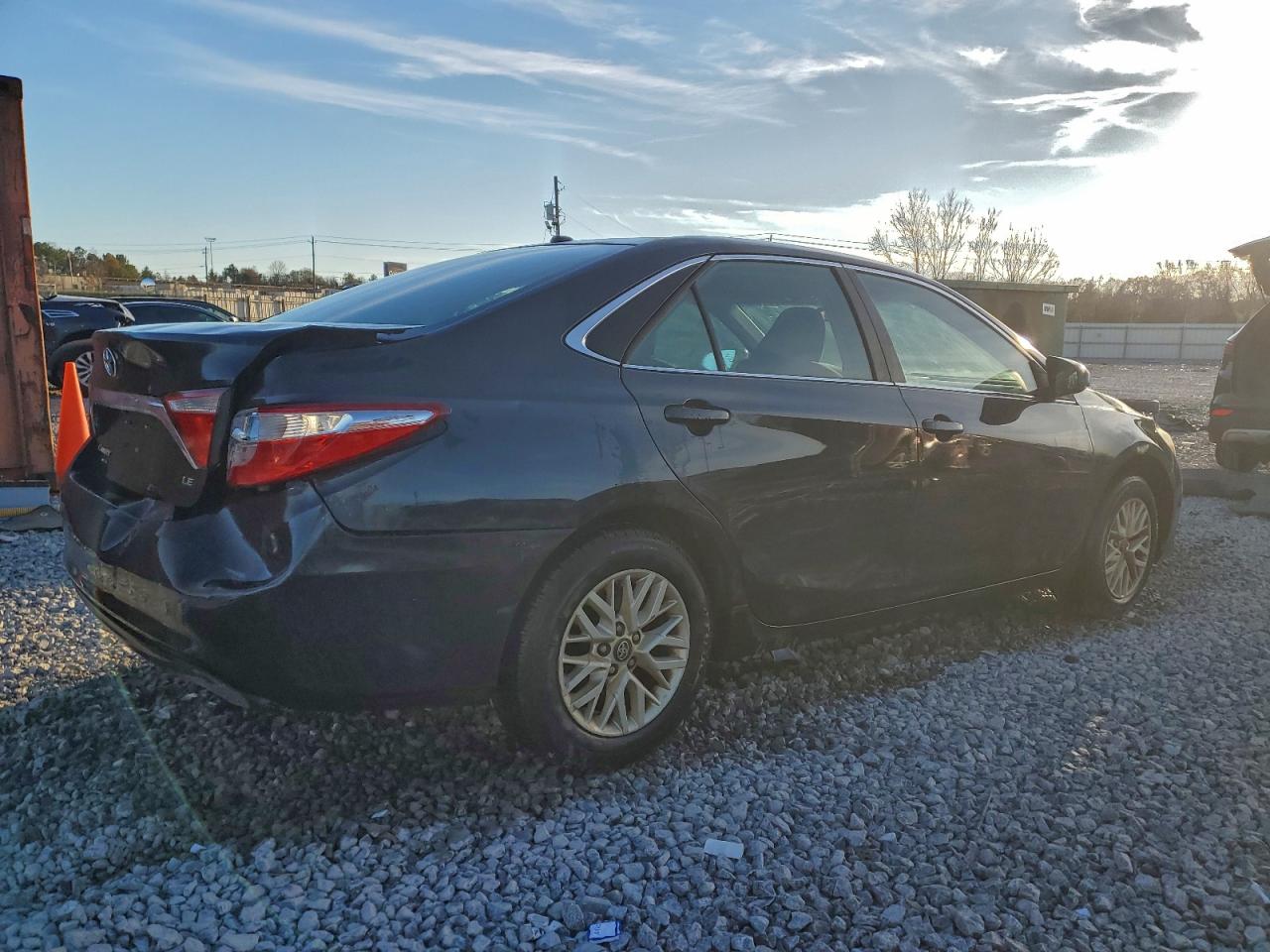 2017 TOYOTA CAMRY LE photo 3