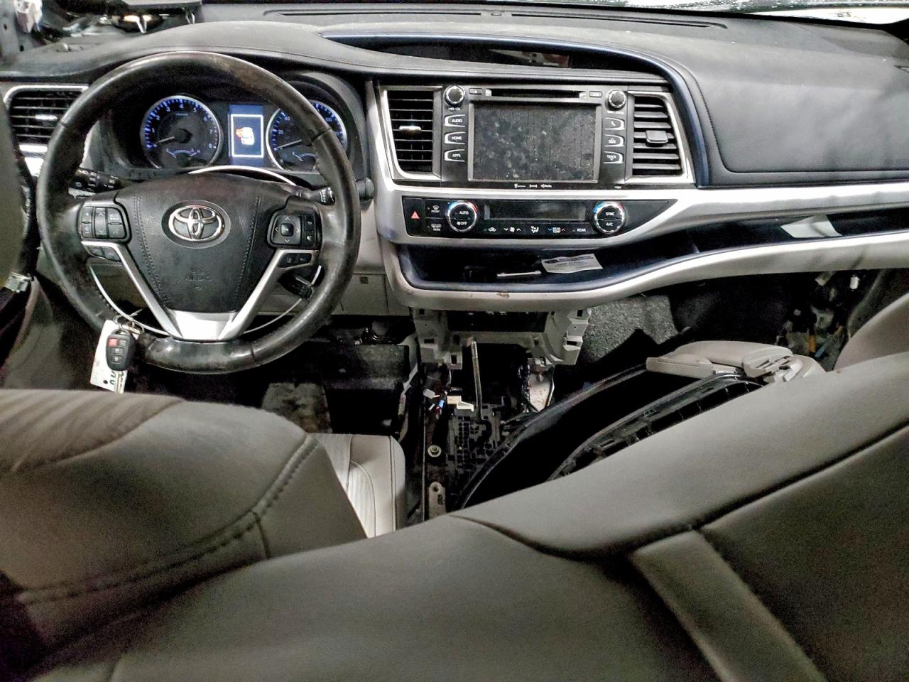 2019 TOYOTA HIGHLANDER LE photo 8