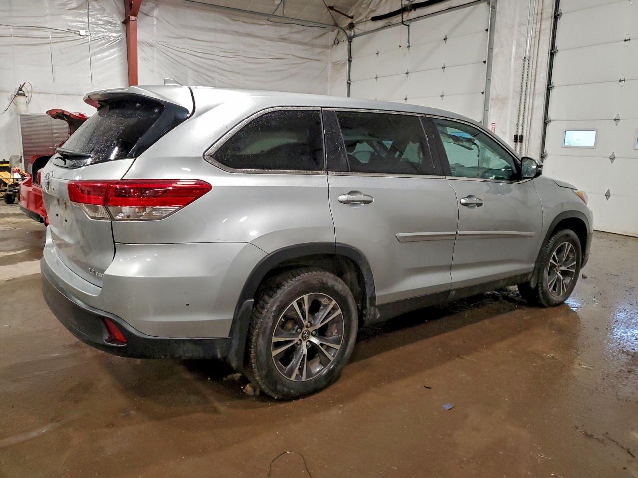2019 TOYOTA HIGHLANDER LE photo 3