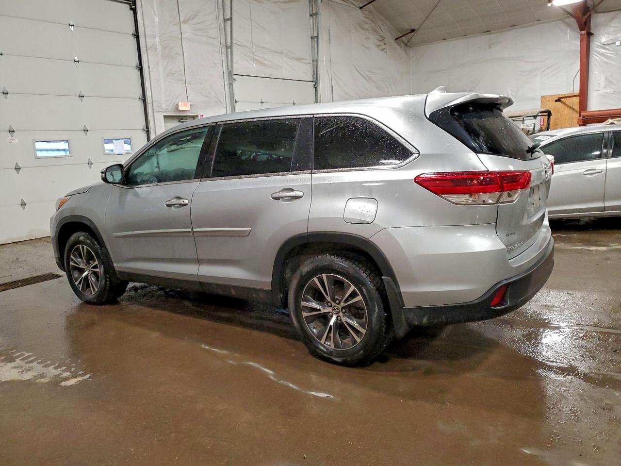 2019 TOYOTA HIGHLANDER LE photo 2