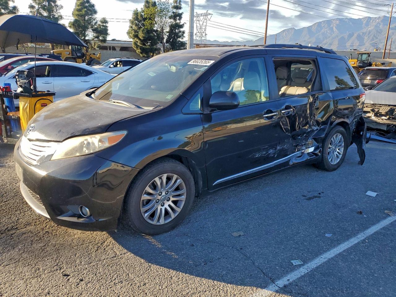 2014 TOYOTA SIENNA