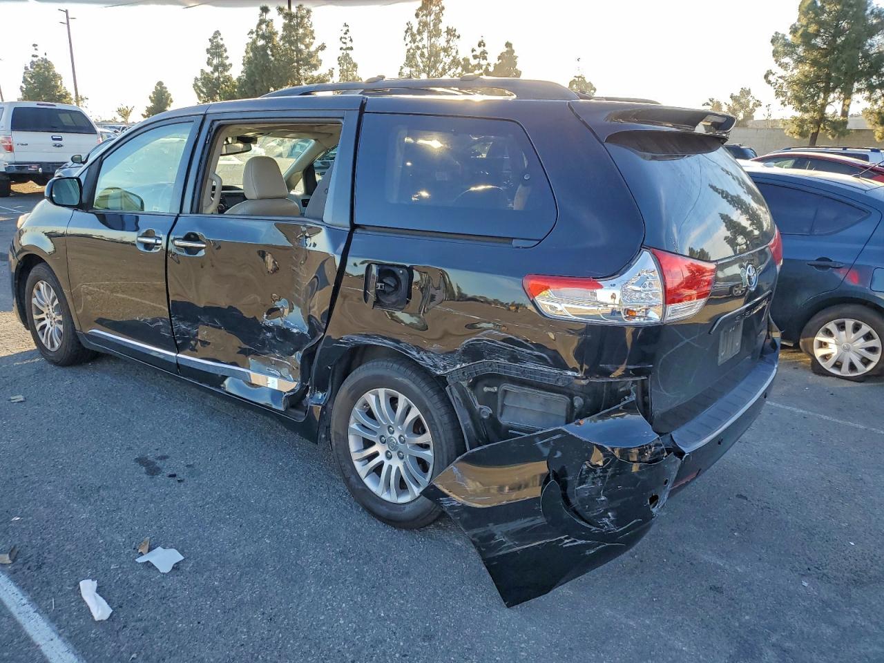 2014 TOYOTA SIENNA XLE photo 2