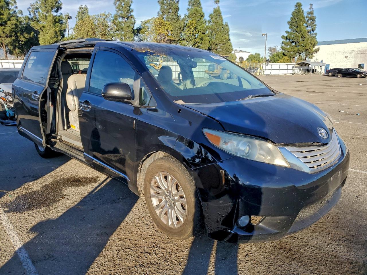 2014 TOYOTA SIENNA XLE photo 4