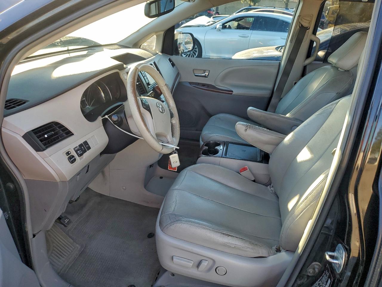 2014 TOYOTA SIENNA XLE photo 7